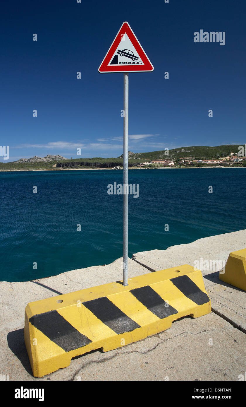 Palau, Italia, un segno per la banca non protetta su un molo a Palau in Costa Smeralda Sardegna Foto Stock
