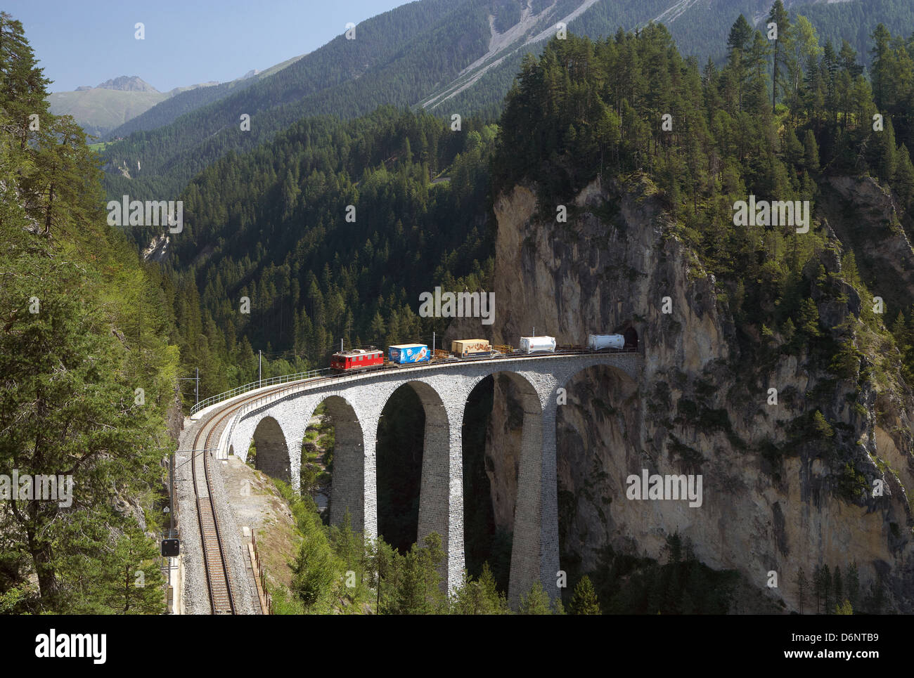 Filisur, Svizzera, un treno merci della Ferrovia Retica nel Landwasserviadukt Foto Stock