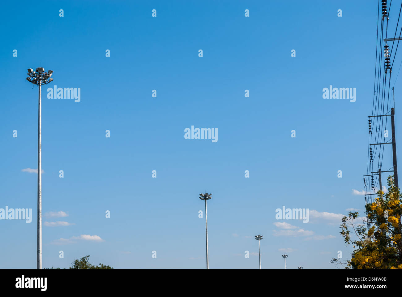 Torre faro e Torre elettrico accanto alla strada principale con Golden Tree Foto Stock