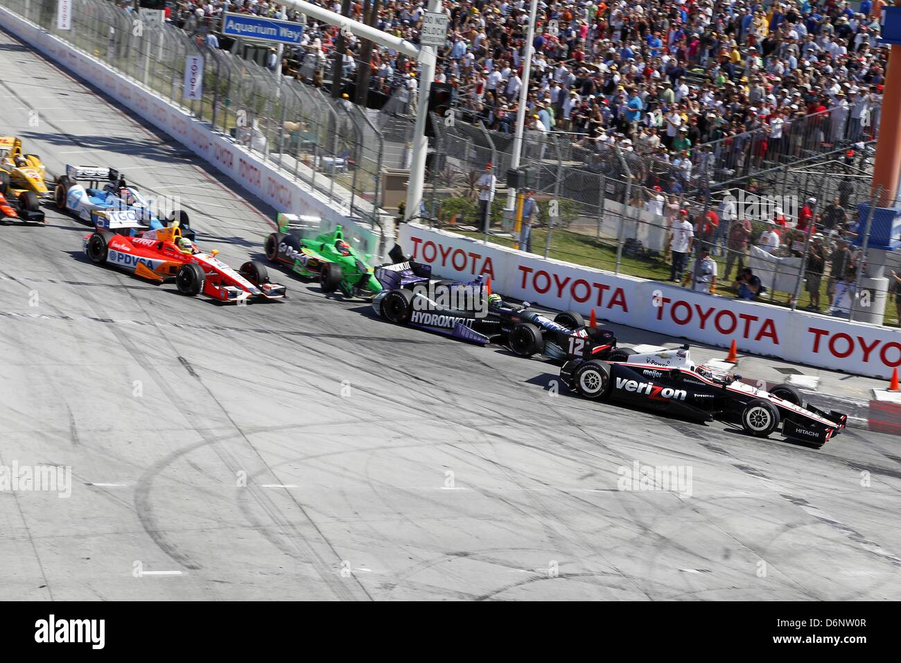 Long Beach, California, Stati Uniti d'America. Xxi Aprile, 2013. Indycar, Round 3,Long Beach, Toyota Grand Prix di Long Beach, CA, Stati Uniti d'America, 19-21 aprile 2013, Riavviare, crash, JAMES HINCHCLIFFE, Andretti Autosport, E.J. VISO, Andretti Autosport, Tony Kanaan, KV Racing Technology, Simon Pagenaud, Schmidt Peterson Motorsports (immagine di credito: credito: Ron Bijlsma/ZUMAPRESS.com/Alamy Live News) Foto Stock