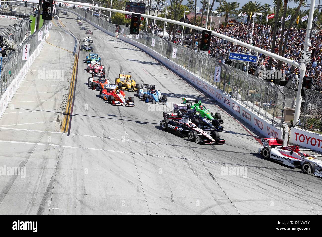 Long Beach, California, Stati Uniti d'America. Xxi Aprile, 2013. Indycar, Round 3,Long Beach, Toyota Grand Prix di Long Beach, CA, Stati Uniti d'America, 19-21 aprile 2013, Riavviare, crash, JAMES HINCHCLIFFE, Andretti Autosport, E.J. VISO, Andretti Autosport, Tony Kanaan, KV Racing Technology, Simon Pagenaud, Schmidt Peterson Motorsports (immagine di credito: credito: Ron Bijlsma/ZUMAPRESS.com/Alamy Live News) Foto Stock