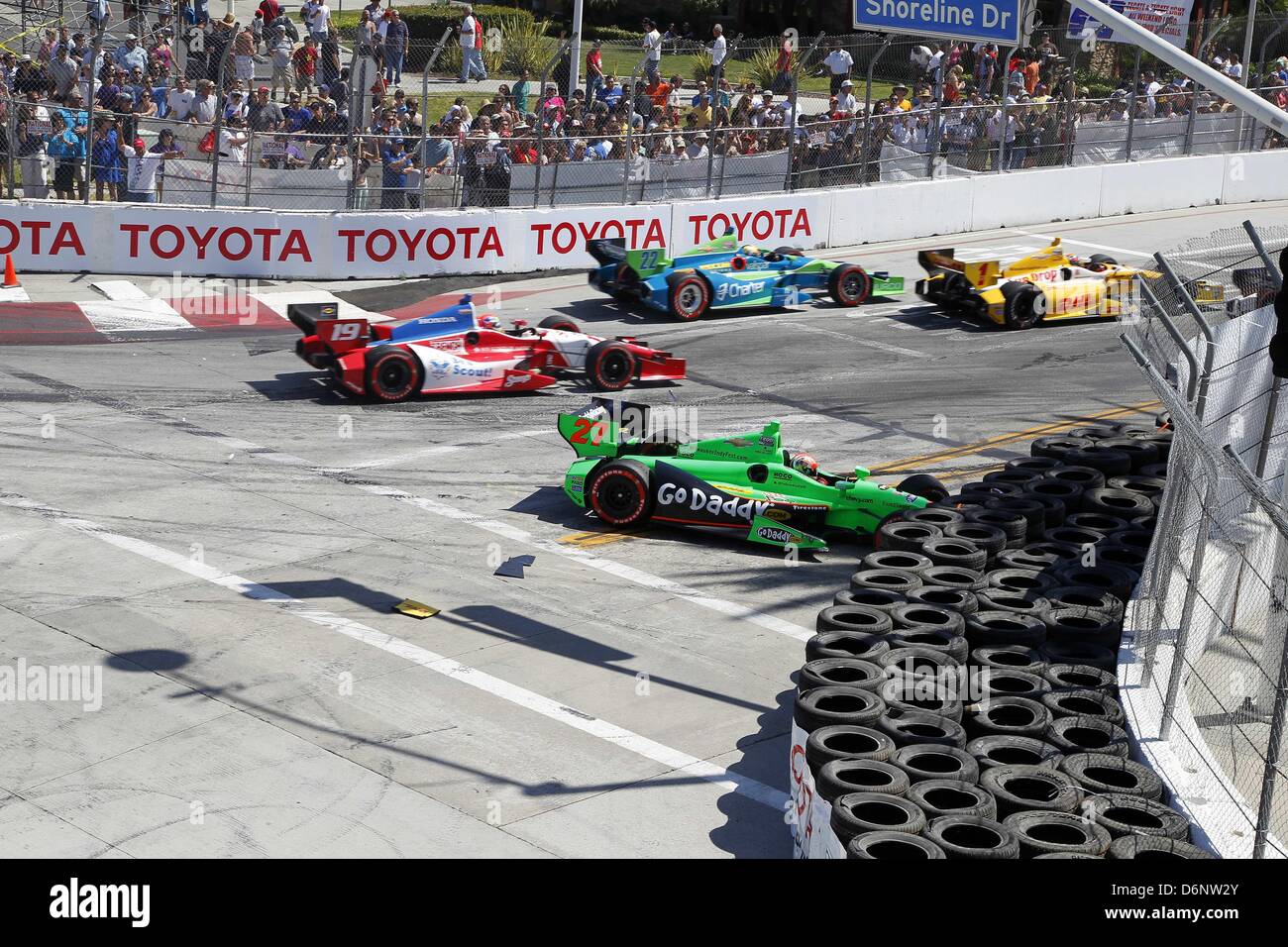 Long Beach, California, Stati Uniti d'America. Xxi Aprile, 2013. Indycar, Round 3,Long Beach, Toyota Grand Prix di Long Beach, CA, Stati Uniti d'America, 19-21 aprile 2013, Riavviare, crash, JAMES HINCHCLIFFE, Andretti Autosport, E.J. VISO, Andretti Autosport, Tony Kanaan, KV Racing Technology, Simon Pagenaud, Schmidt Peterson Motorsports (immagine di credito: credito: Ron Bijlsma/ZUMAPRESS.com/Alamy Live News) Foto Stock