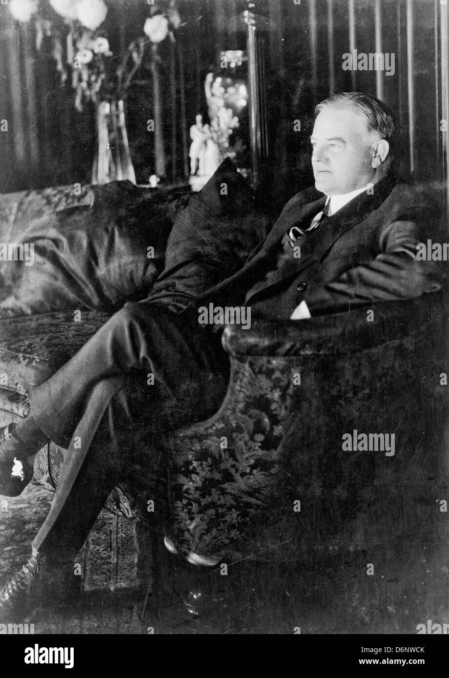 Il presidente Herbert Hoover, ritratto a figura intera, seduto sul divano, rivolto verso sinistra, 1929 Foto Stock