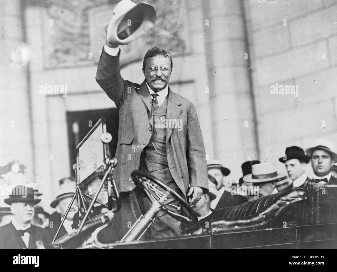 Presidente Theodore Roosevelt, tre quarti di lunghezza verticale, a piedi, in auto, sventolando hat Foto Stock