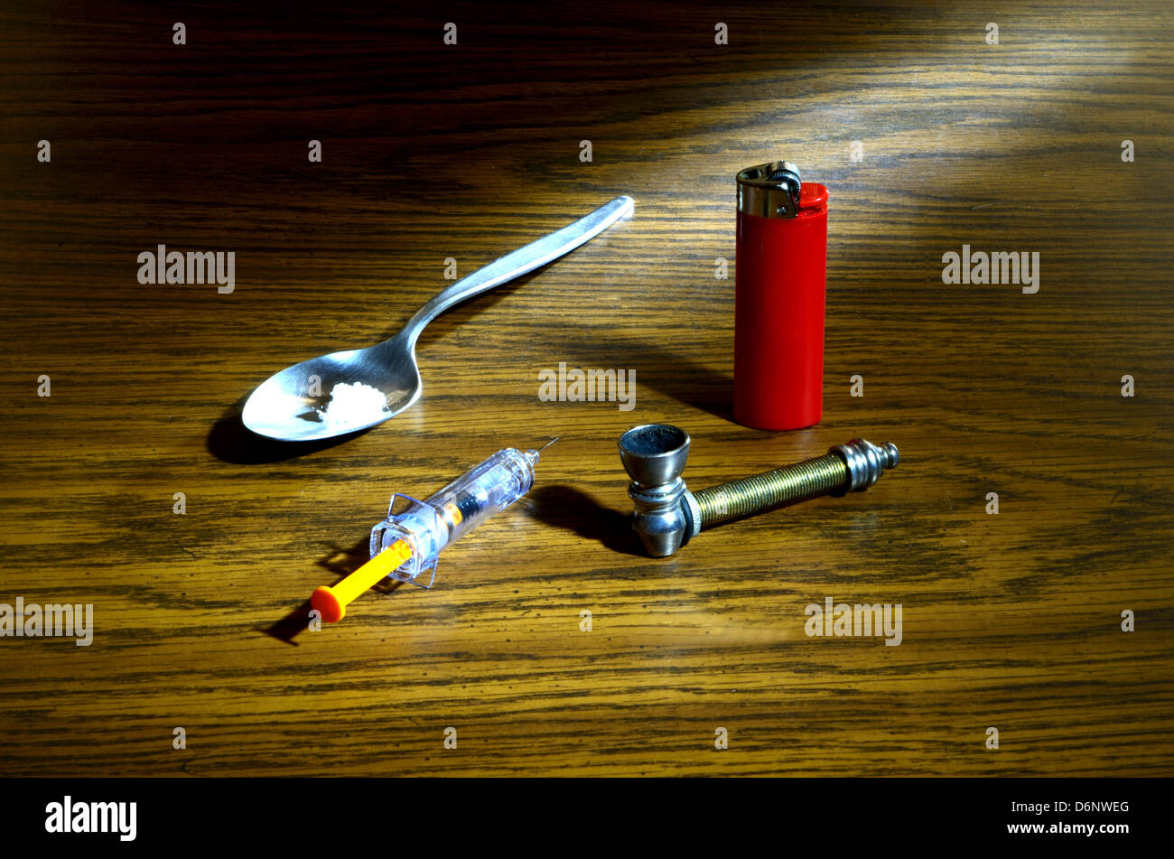 Utensili di farmaco sul tavolo al buio. Foto Stock