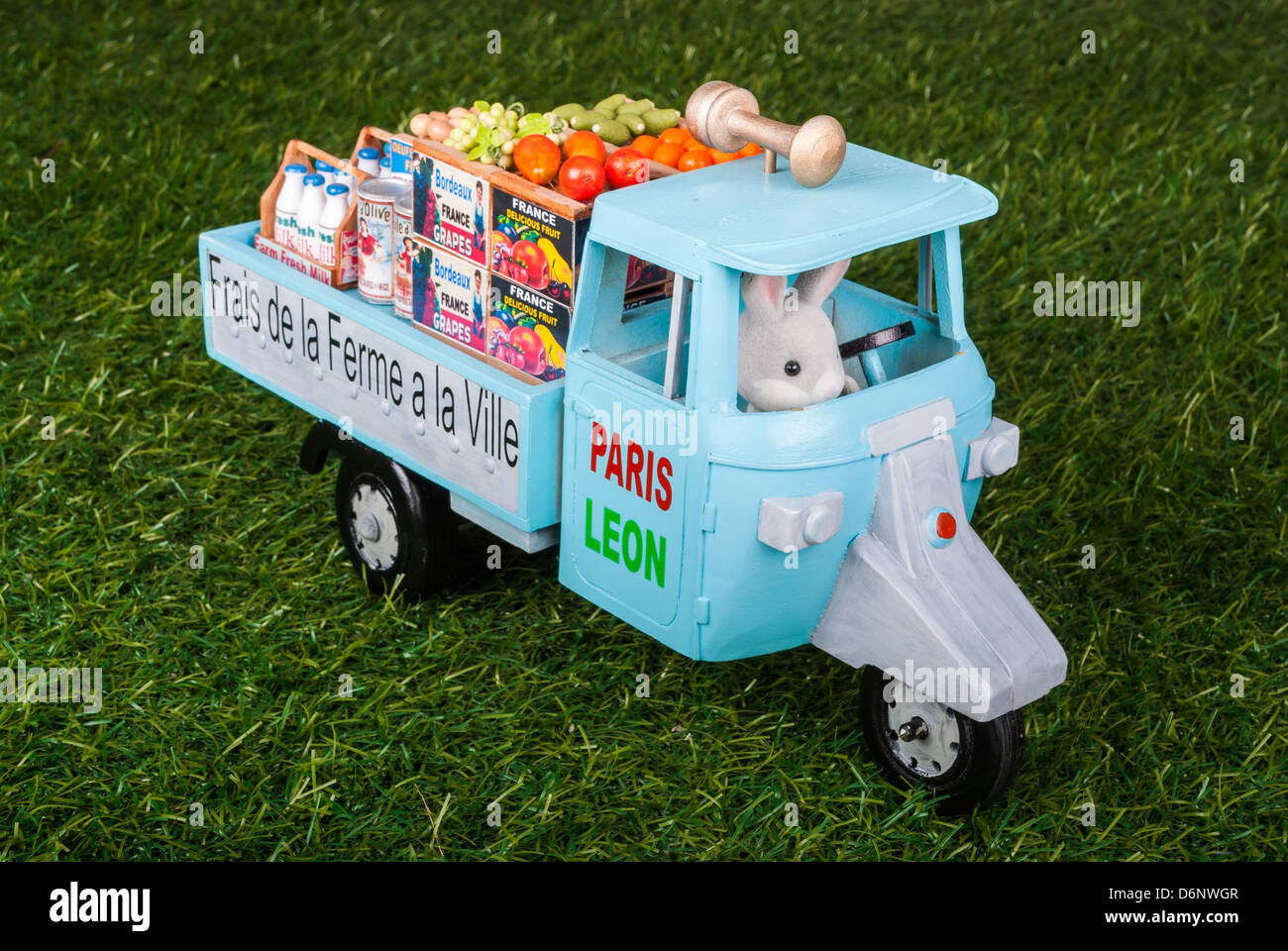 Little bunny in cutie piccolo camion che ha scritto nella parola generale Foto Stock
