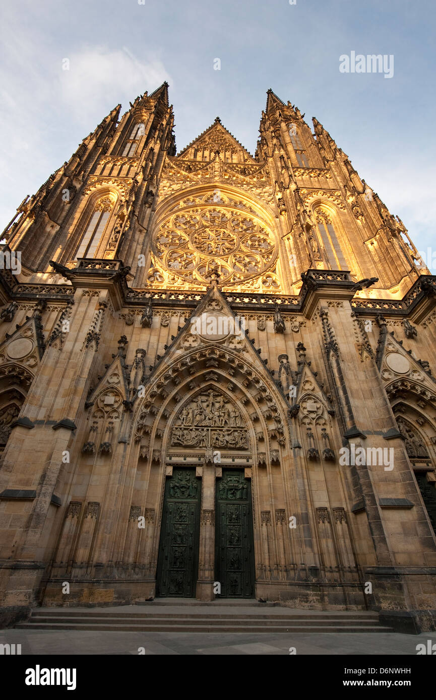 Porte e la facciata della Cattedrale di San Vito, Praga Foto Stock