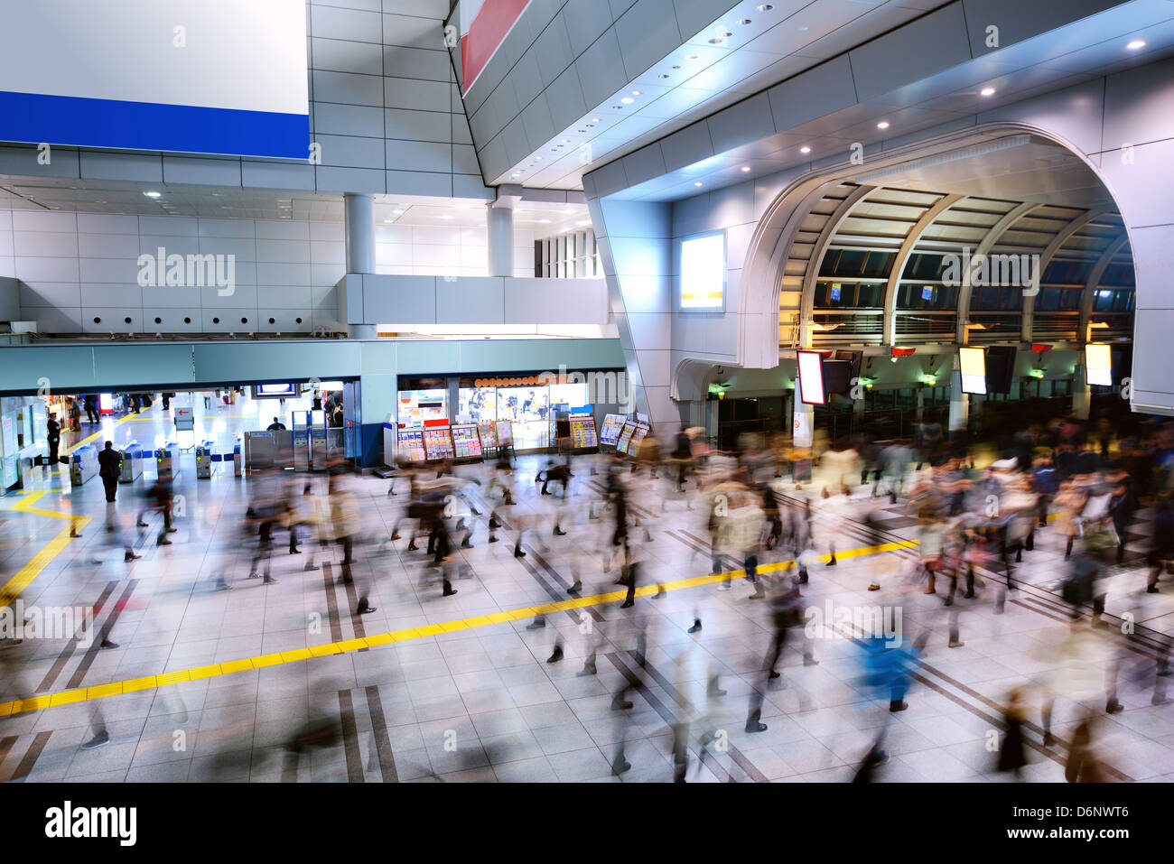 La folla passano attraverso un treno di occupato dalla stazione di Shinagawa, Tokyo, Giappone Foto Stock