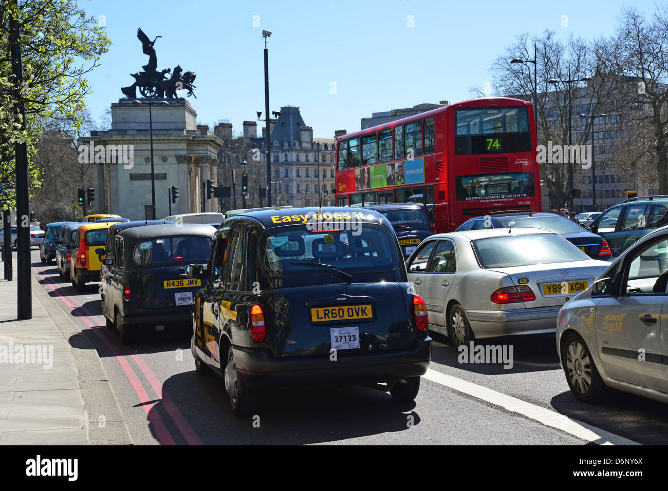 Il traffico su Piccadilly all'angolo di Hyde Park, West End, la City of Westminster, London, Greater London, England, Regno Unito Foto Stock