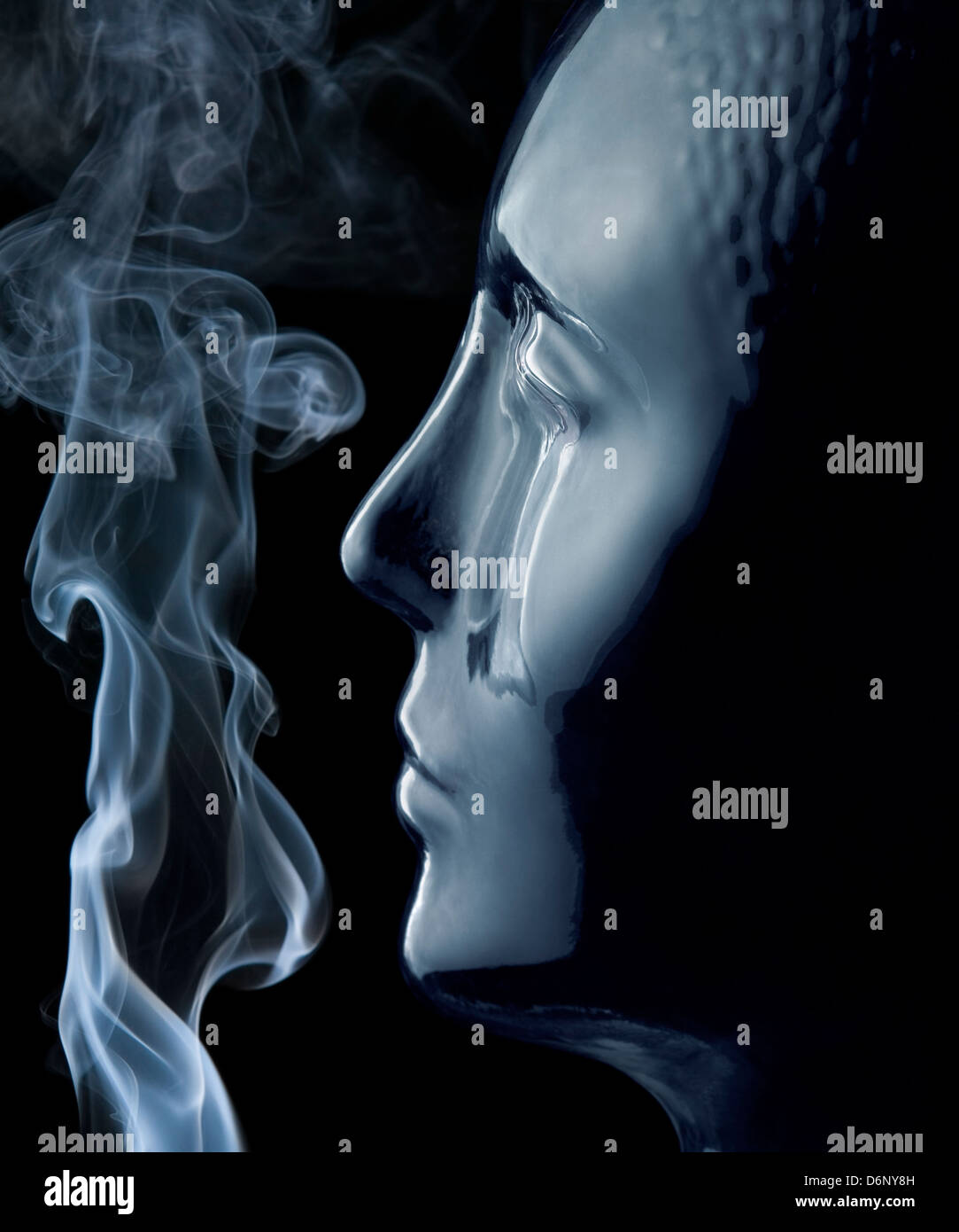 Riflettente traslucido testa umana fatta di vetro e il fumo nella parte posteriore in nero Foto Stock