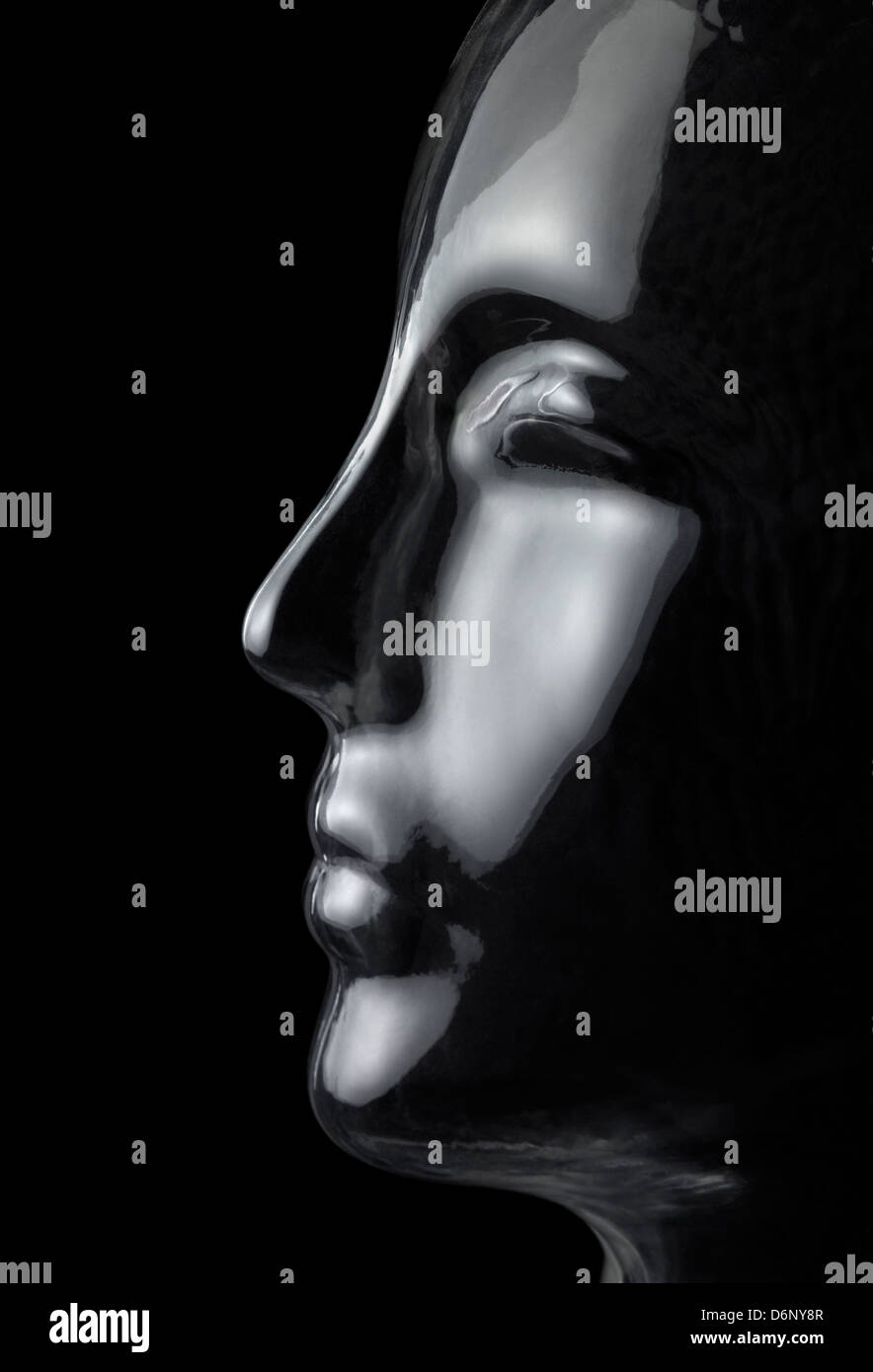 Riflettente traslucido testa umana fatta di vetro nella parte posteriore in nero Foto Stock