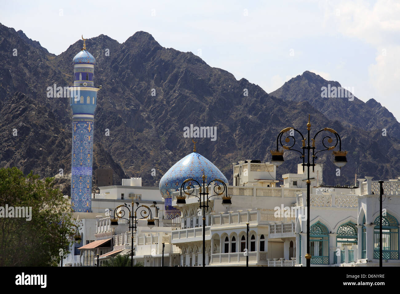 Mutrah minareto contro uno sfondo di montagne, in Mutrah, Muscat Oman, Medio Oriente Foto Stock