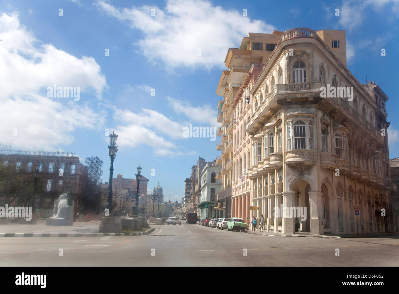 Edifici e street nella Habana Vieja come si vede dal parabrezza auto, Cubano Città dell Avana, La Habana, Cuba, Sud America Latina Foto Stock