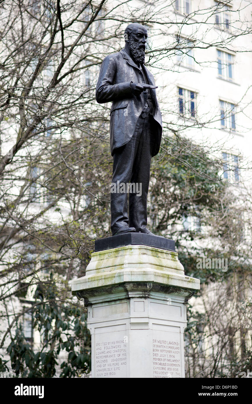 Statua di Sir Wilfrid Lawson, 2° Baronet (4 settembre 1829 - 1 luglio 1906) Foto Stock