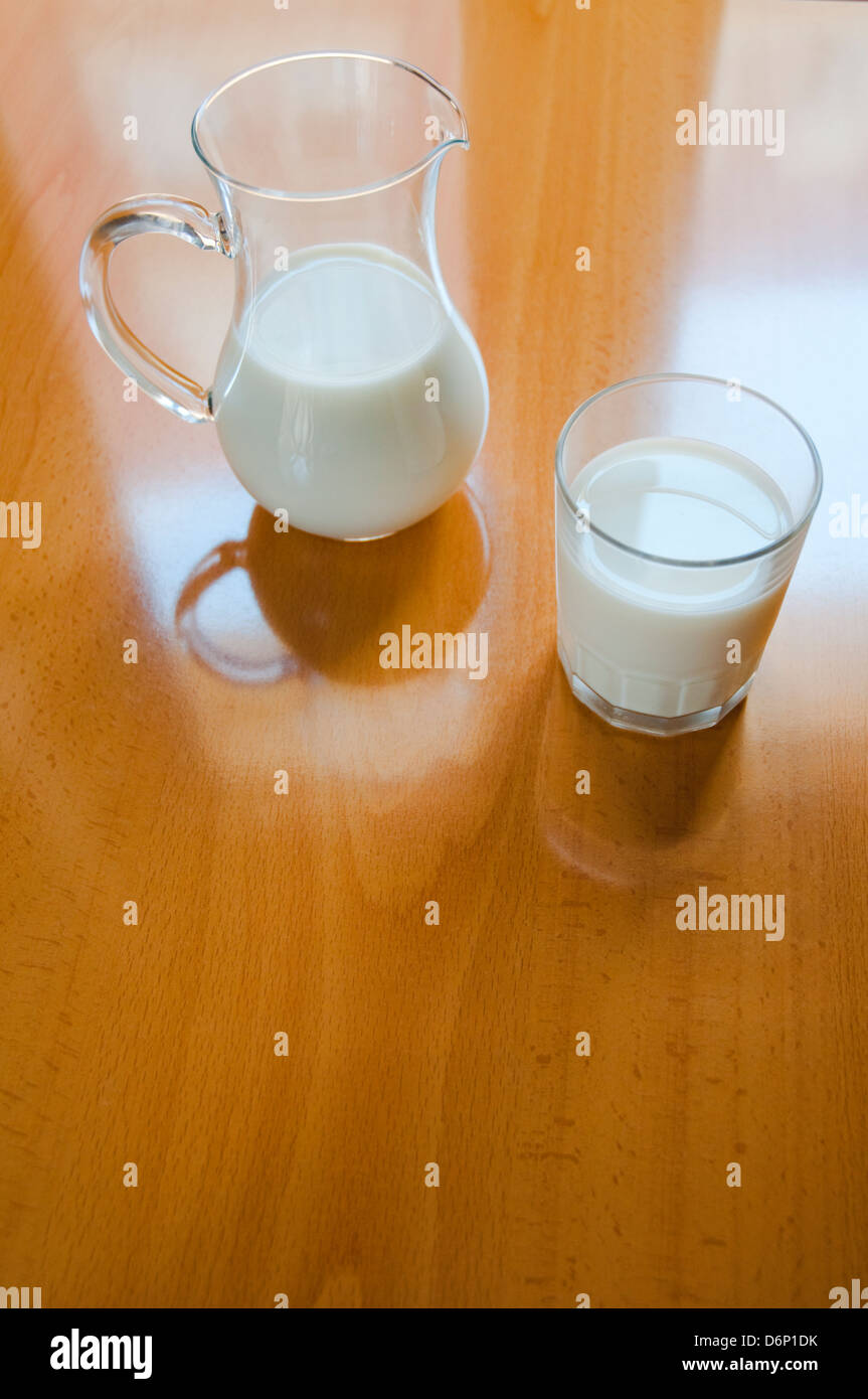 Il vetro e la brocca del latte. Ancora in vita. Foto Stock