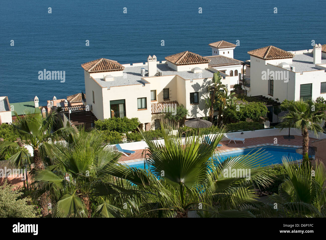 Case e ville si affacciano sul Mar Mediterraneo a La Herradura Spagna Meridionale case costiere Foto Stock