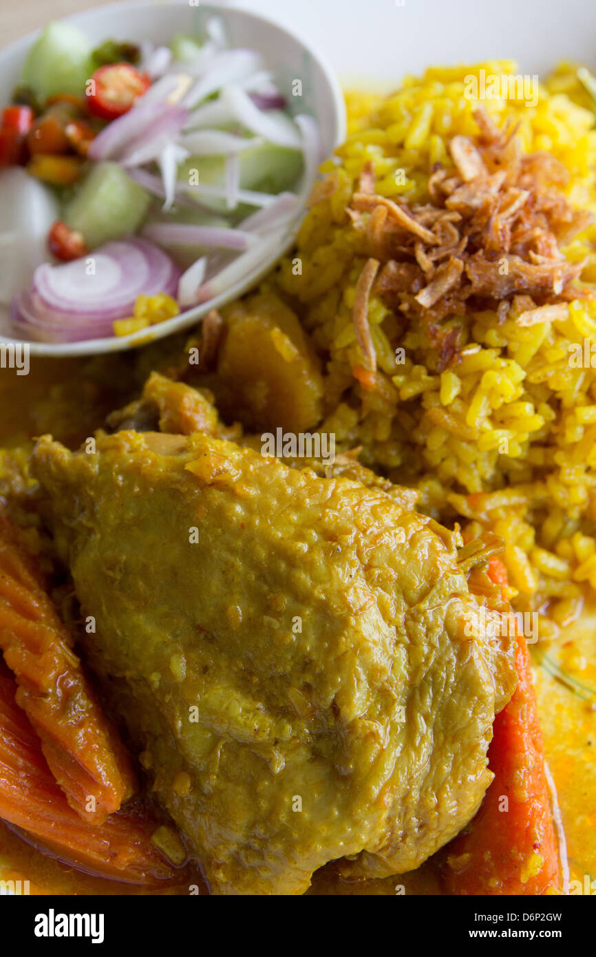 Pollo al curry con riso giallo Foto Stock
