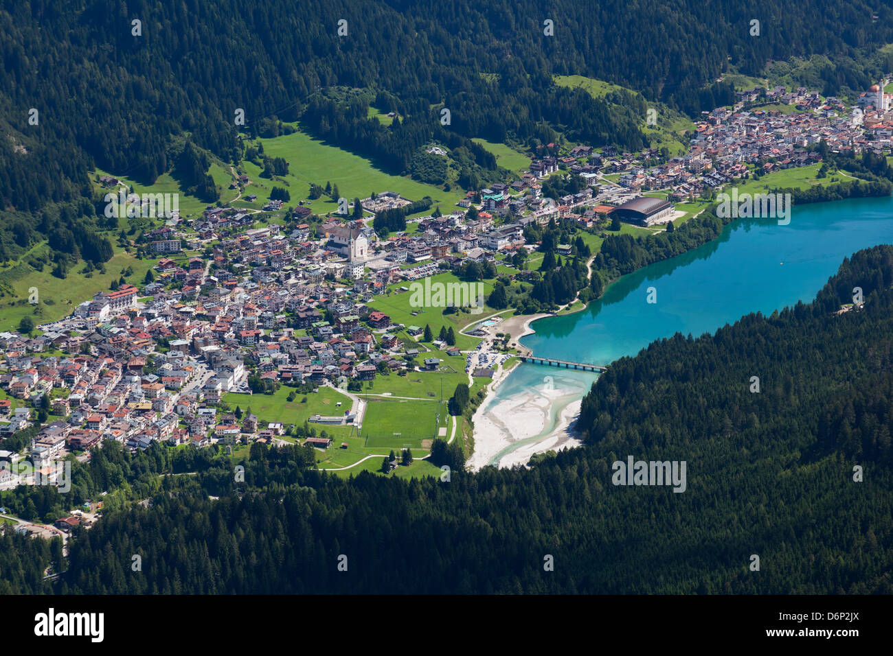 Il villaggio di Auronzo e il lago nelle Dolomiti Bellunesi, Italia, Europa Foto Stock
