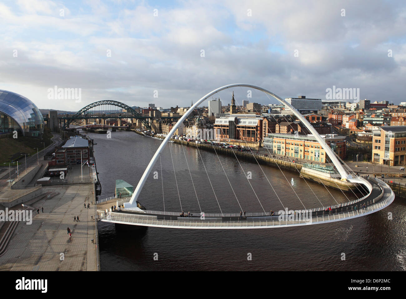 Millennium Bridge e Tyne Bridge span il Fiume Tyne, da Gateshead a Newcastle, Tyne and Wear, England, Regno Unito Foto Stock