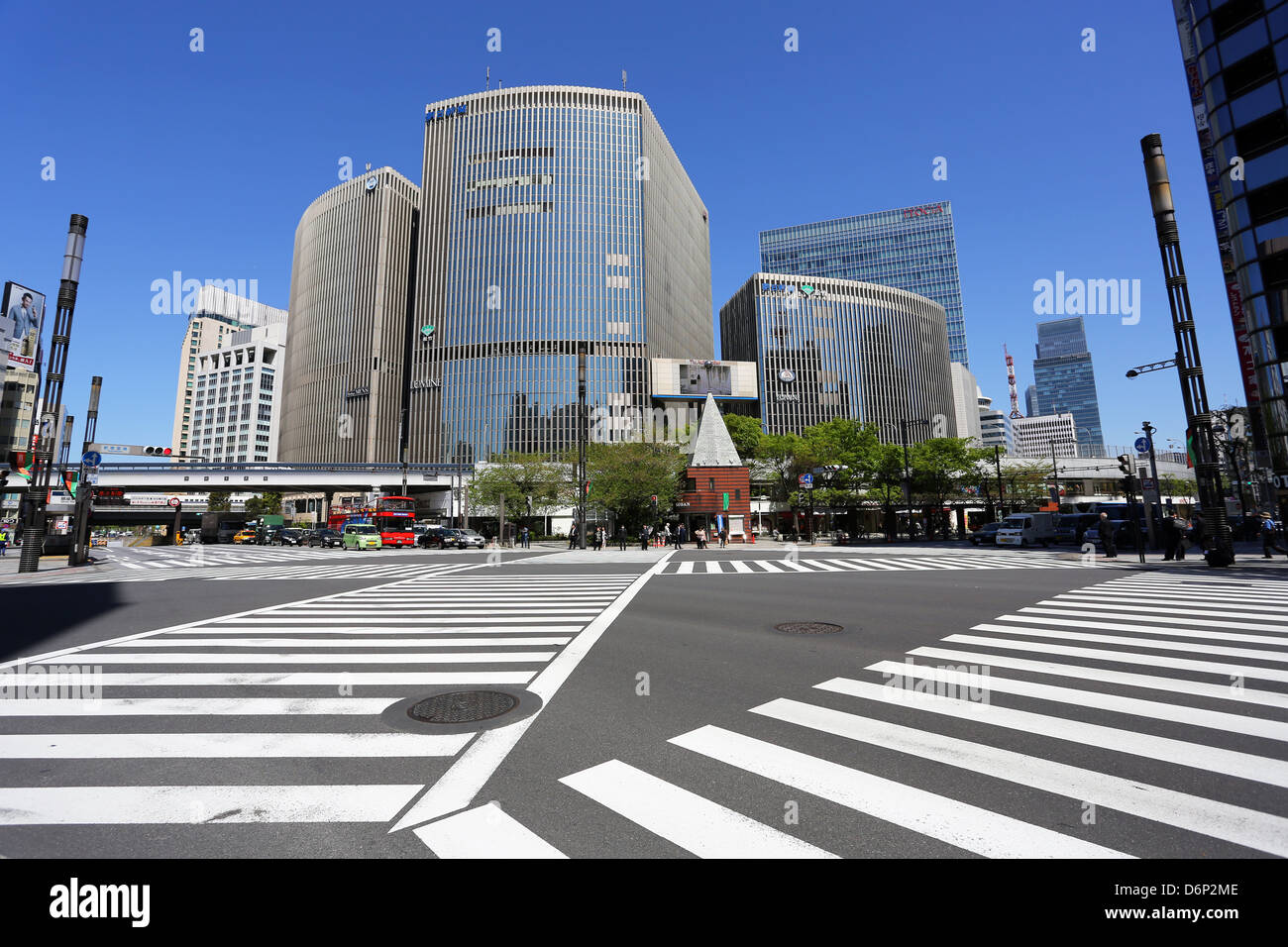 Giapponese street scene degli edifici moderni e un attraversamento pedonale a Ginza, Tokyo, Giappone Foto Stock