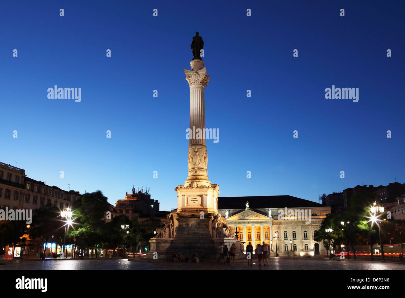 Statua del Portogallo il re Dom Pedro IV, Dona Maria II teatro nazionale di notte, Piazza Rossio, quartiere Baixa, Lisbona, Portogallo Foto Stock