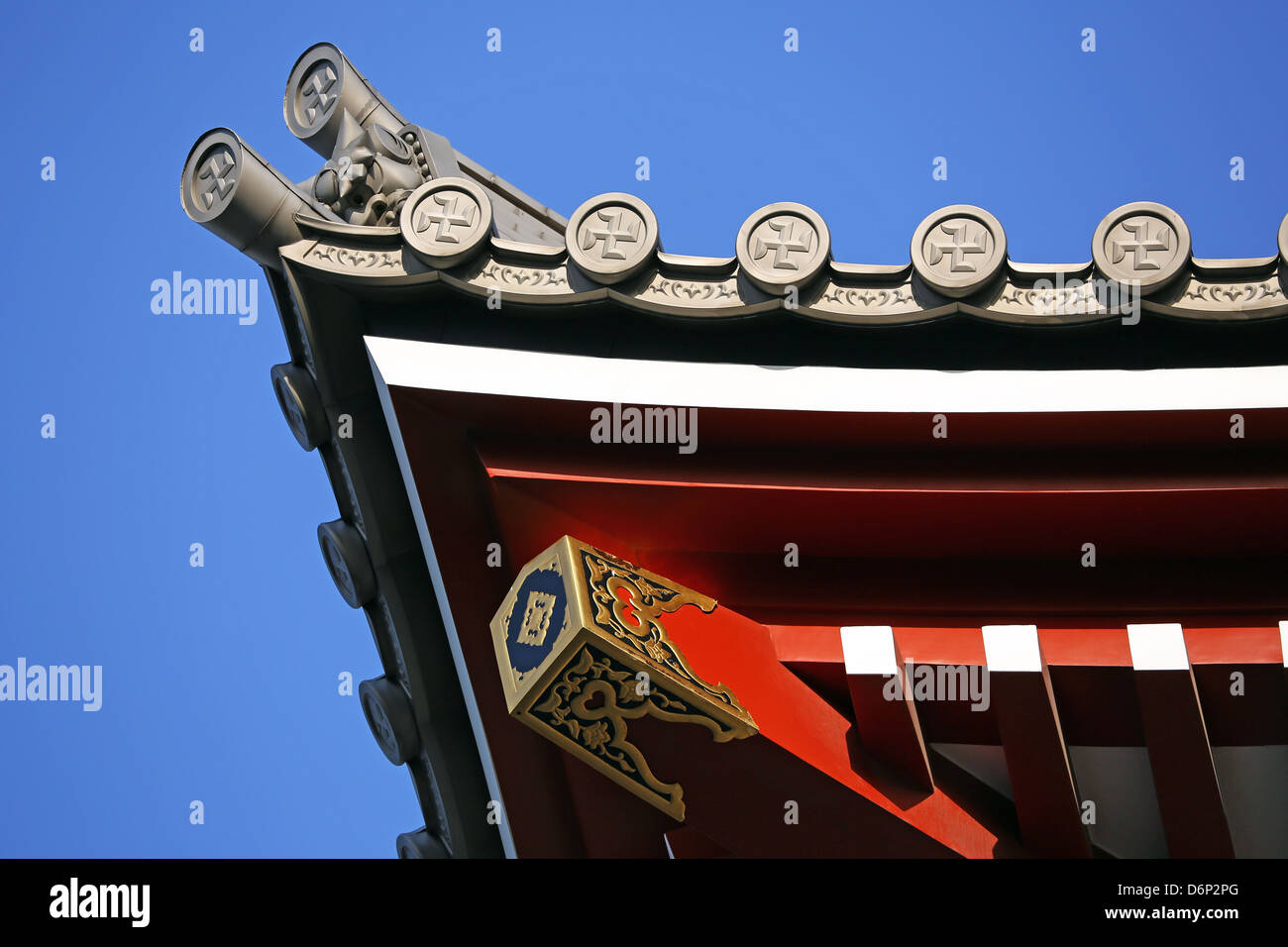 Con la svastica buddista simbolo su un tetto presso il Sensoji Tempio di Asakusa Kannon, Tokyo, Giappone Foto Stock