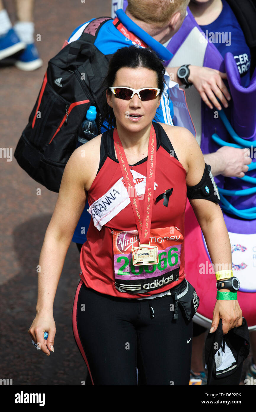 Susanna Reid alla Virgin London Marathon finire il 21/04/2013 presso il centro commerciale di Londra. Persone nella foto: Susanna Reid. Foto di Julie Edwards Foto Stock