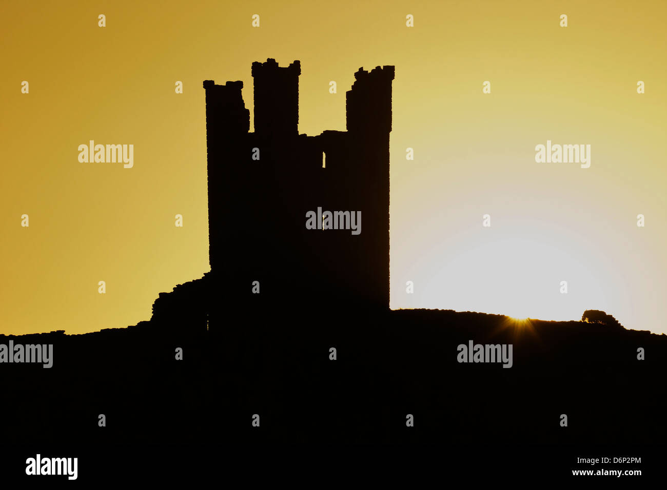 Il castello di Dunstanburgh all'alba, Northumberland, England, Regno Unito, Europa Foto Stock