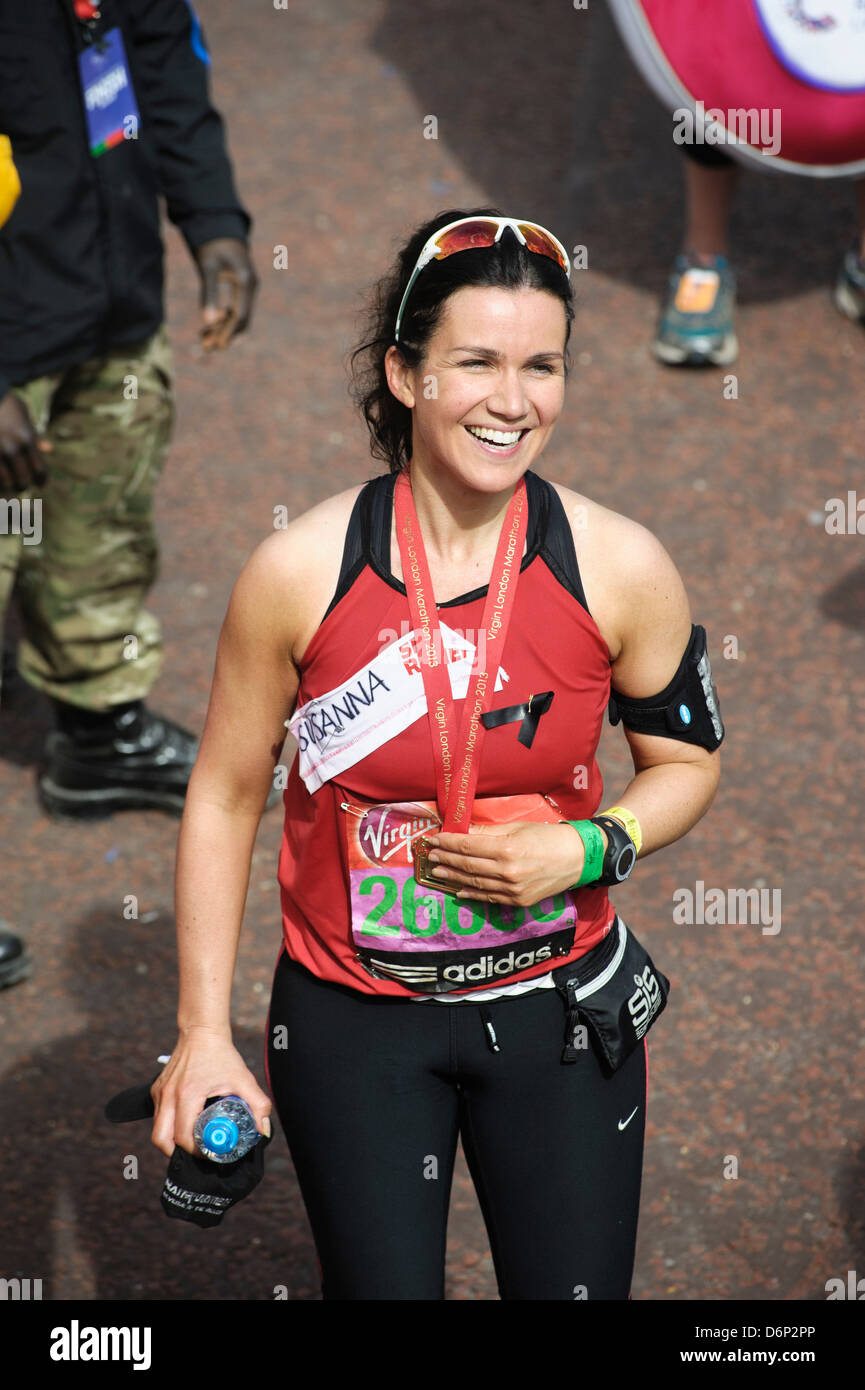 Susanna Reid alla Virgin London Marathon finire il 21/04/2013 presso il centro commerciale di Londra. Persone nella foto: Susanna Reid. Foto di Julie Edwards Foto Stock