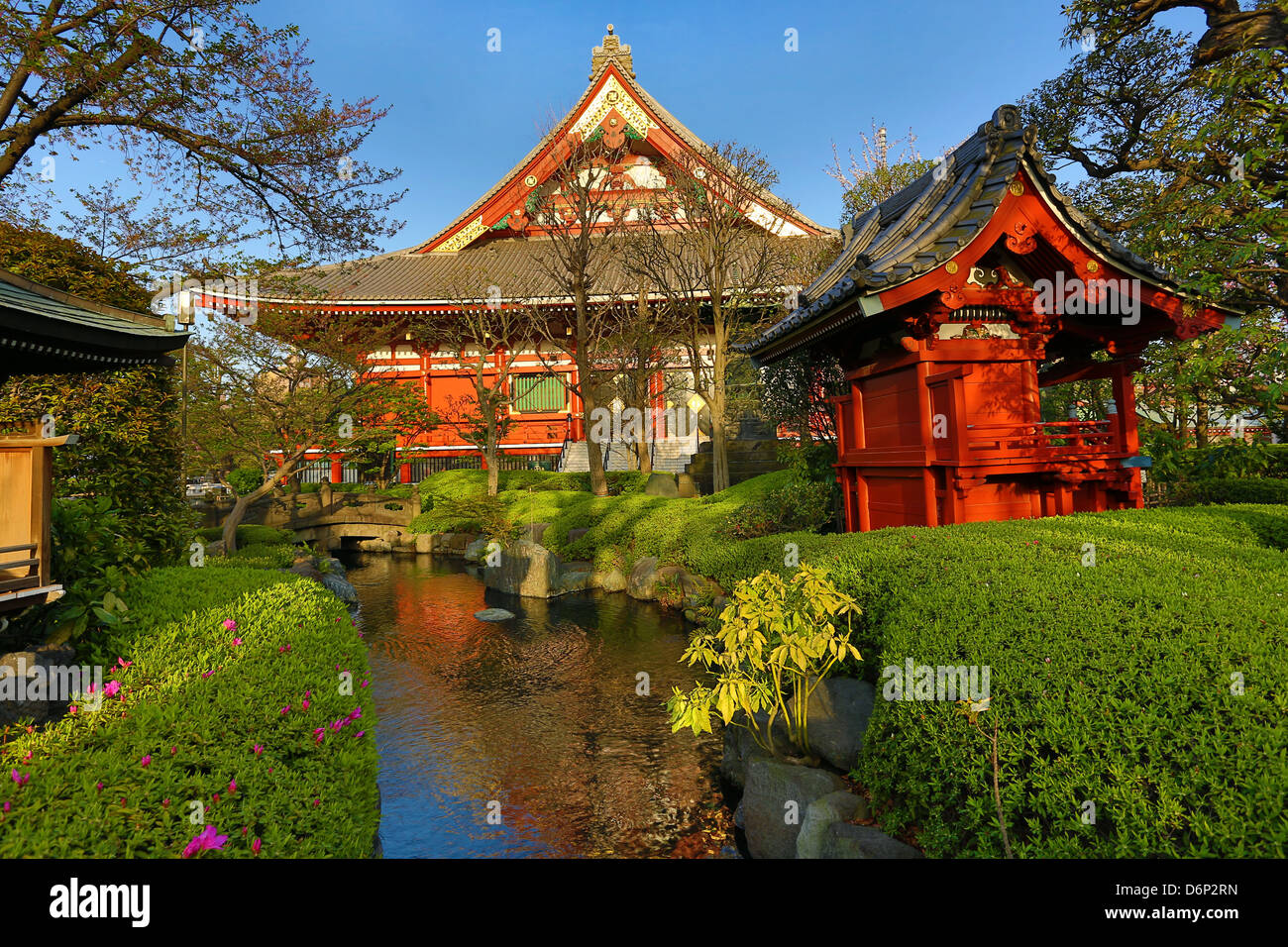 Architettura orientale e ai giardini di Sensoji Tempio di Asakusa Kannon, Tokyo, Giappone Foto Stock