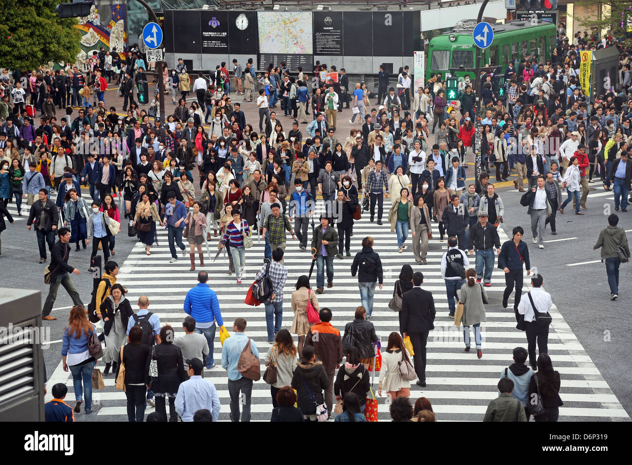 Giapponese street scene che mostrano una folla di persone che attraversano la strada a un attraversamento pedonale in Shibuya, Tokyo, Giappone Foto Stock