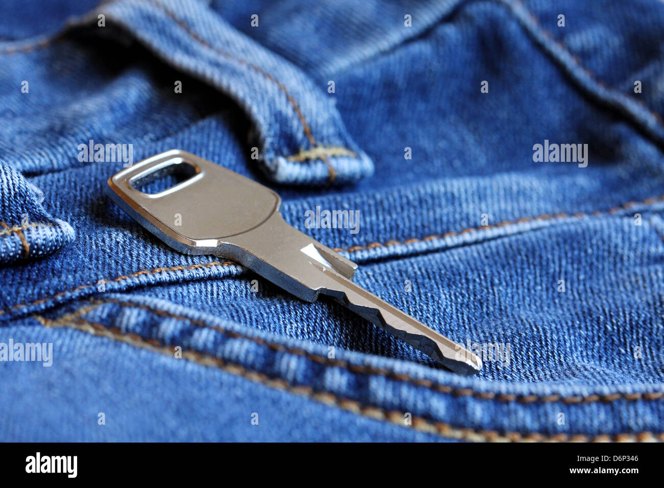 Chiave di argento su blue jeans pocket - accesso. Foto Stock