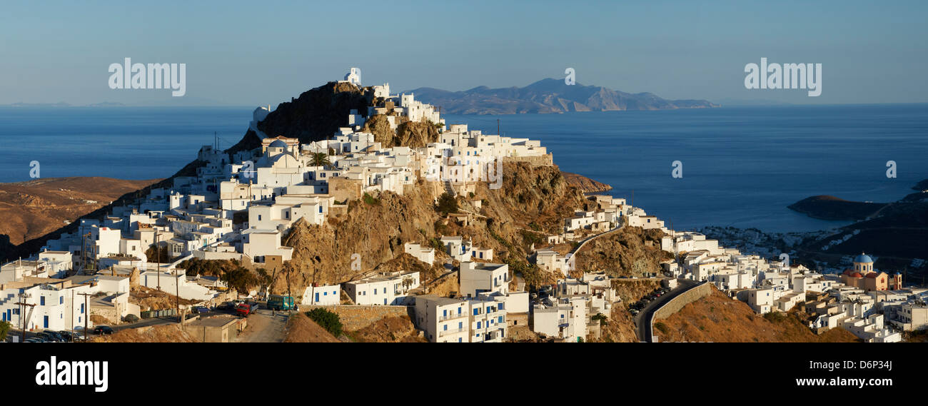 Hora, la cittadina principale su Serifos su uno sperone roccioso, Serifos Isola, Cicladi, isole greche, Grecia, Europa Foto Stock