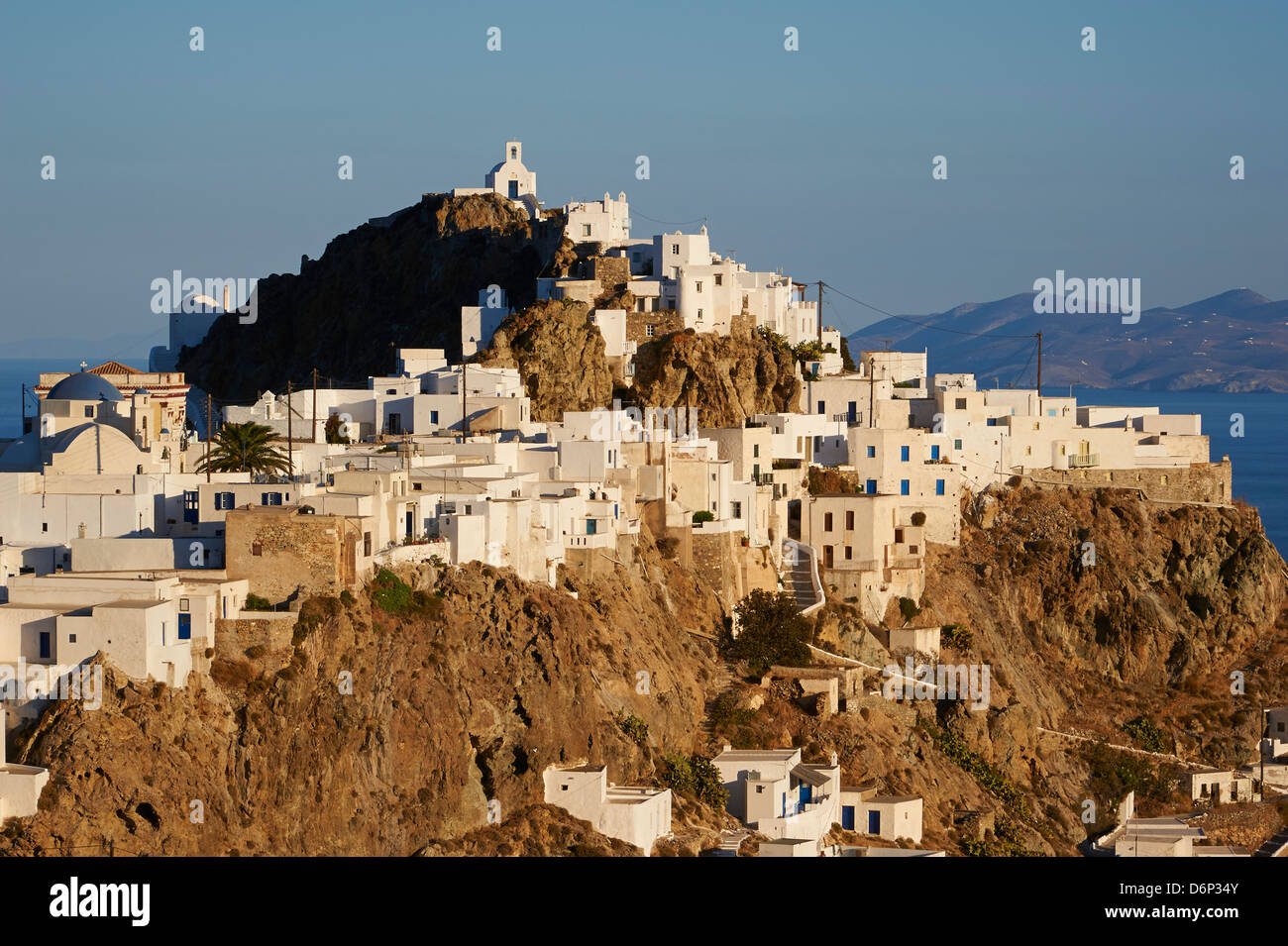 Hora, la cittadina principale su Serifos sullo sperone roccioso, Serifos Isola, Cicladi, isole greche, Grecia, Europa Foto Stock