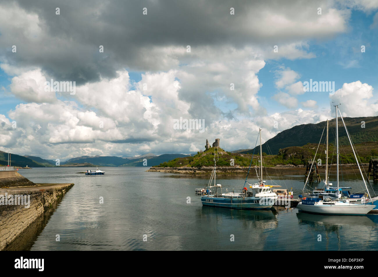 Il porto di Kyleakin, Isola di Skye in Scozia, Regno Unito, con la rovina Caisteal Maol dietro. Foto Stock