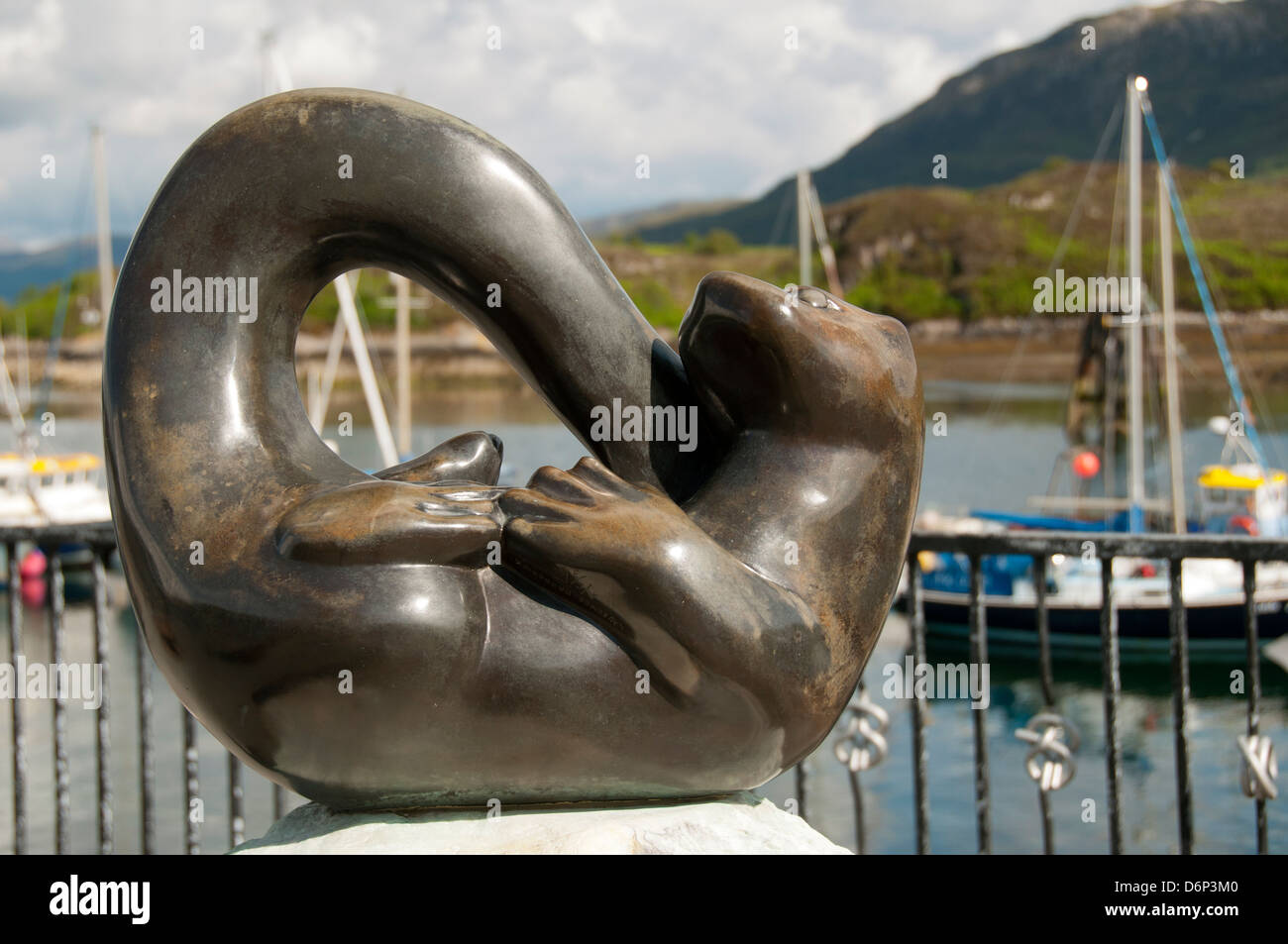 "Teko la lontra', una scultura da Laurence Broderick al porto di Kyleakin, Isola di Skye, Scotland, Regno Unito Foto Stock