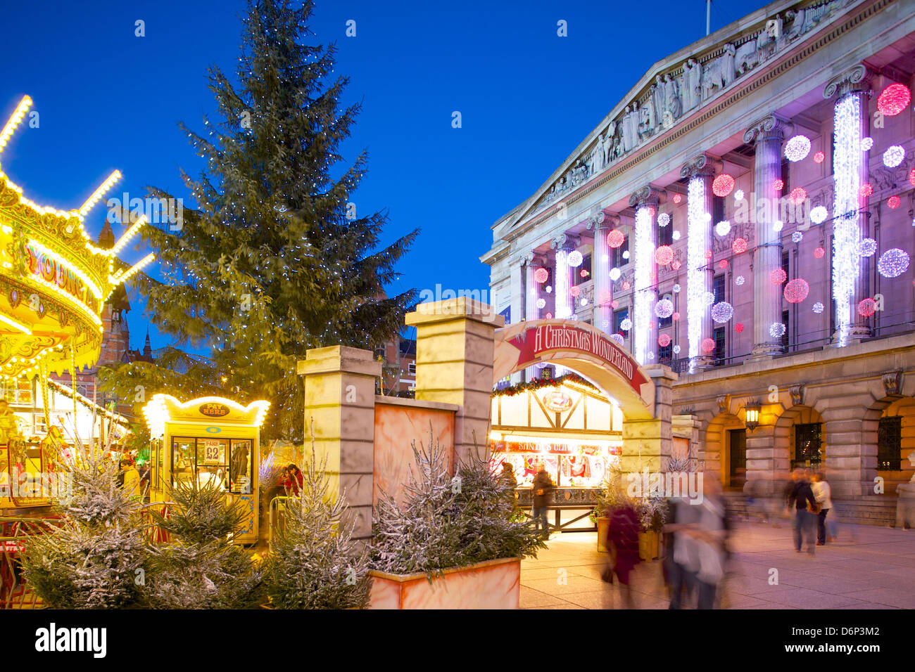 Consiglio Casa Natale e le bancarelle del mercato in piazza del mercato, Nottingham, Nottinghamshire, England, Regno Unito, Europa Foto Stock