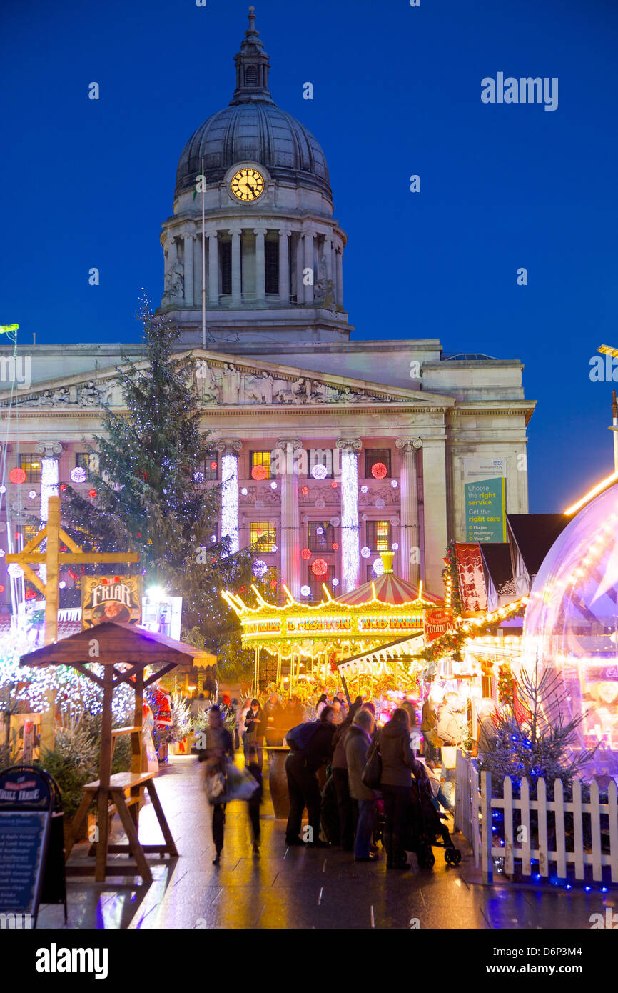 Consiglio Casa Natale e le bancarelle del mercato in piazza del mercato, Nottingham, Nottinghamshire, England, Regno Unito, Europa Foto Stock