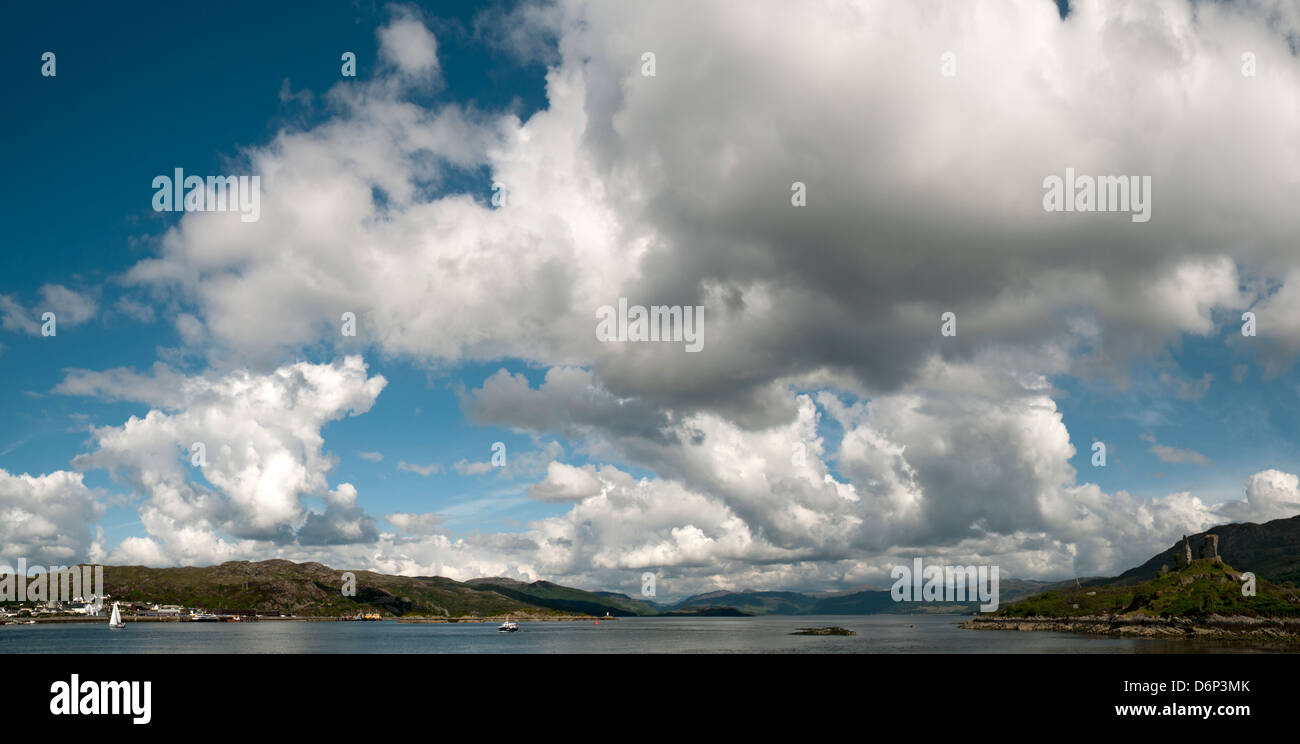 Cumulus nuvole sopra Loch Alsh da Kyleakin, Isola di Skye, Scotland, Regno Unito Foto Stock