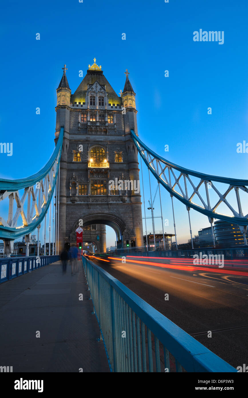 Regno Unito, Città di Londra, il Tower Bridge, Landmark, thames, fiume, Riva, Riverside, persone, pedoni, Regno Unito Inghilterra Foto Stock