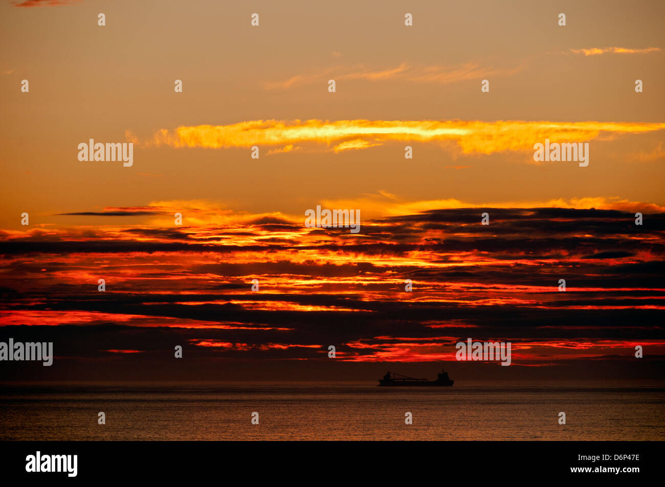 Nolo di navi su Pentland Firth al tramonto. Caithness in Scozia, Regno Unito Foto Stock