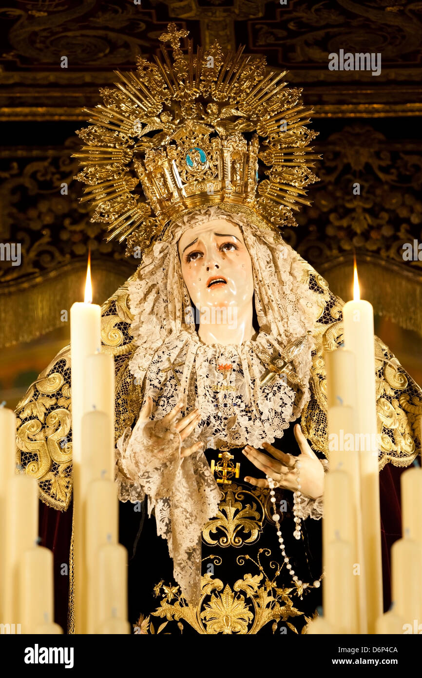 Immagine della Vergine Maria sul galleggiante (pasos) eseguito durante la Semana Santa (Pasqua), Siviglia, in Andalusia, Spagna, Europa Foto Stock