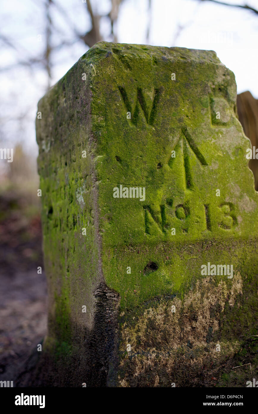 Dipartimento di guerra Post Marker n. 13 Reigate Surrey iscrizione recita "reparto guerra di confine è il bordo settentrionale della via dei pellegrini' Foto Stock