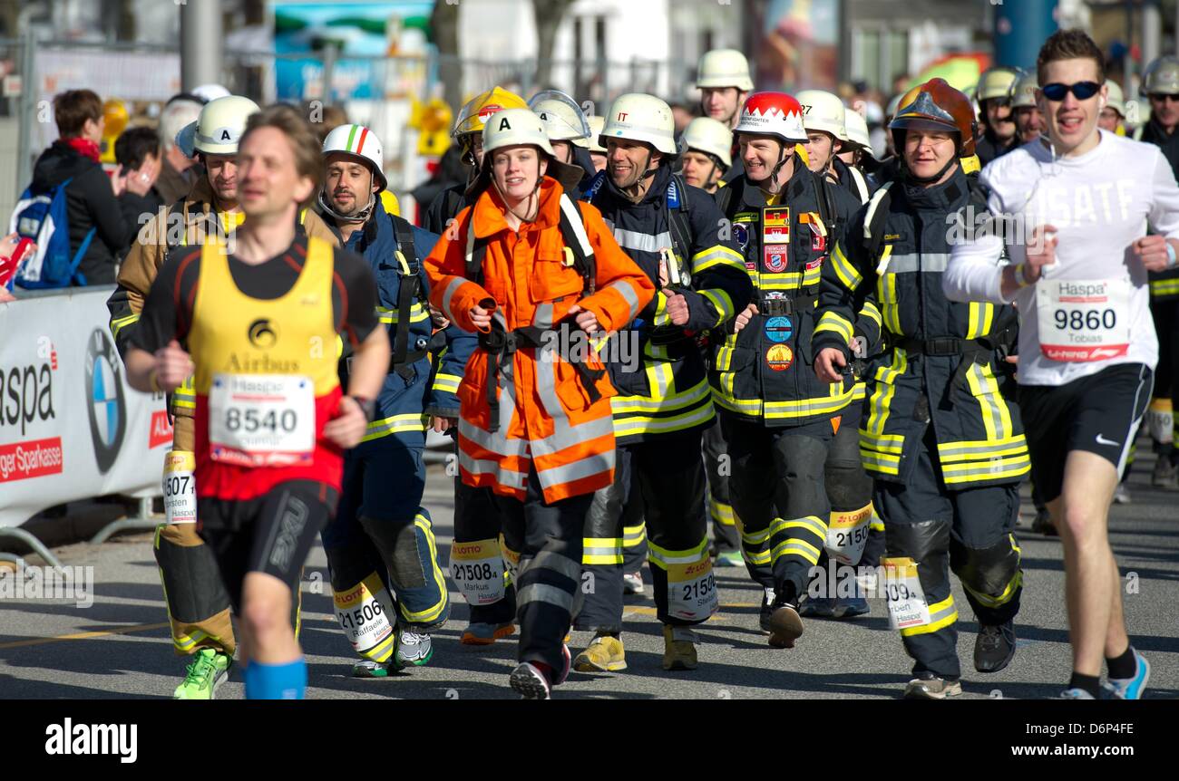 I vigili del fuoco prende parte alla XXVIII maratona di Amburgo ad Amburgo, Germania, 21 aprile 2013. Più di 15 000 persone hanno partecipato alla tradizionale evento sportivo. Foto: Sven Hoppe Foto Stock