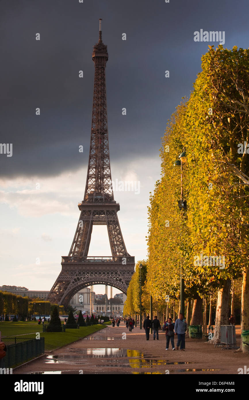 La Torre Eiffel da Champ de Mars, Parigi, Francia, Europa Foto Stock