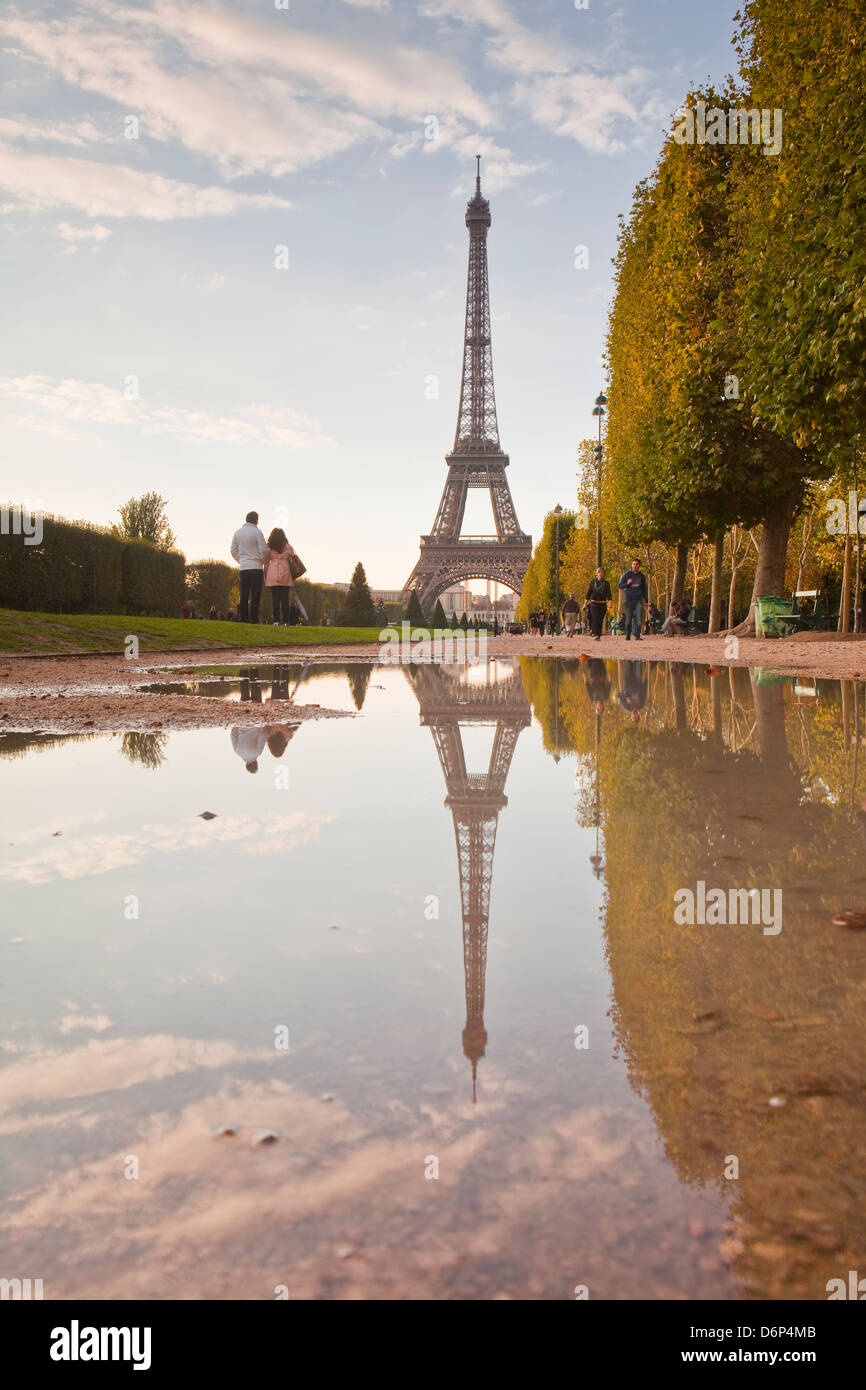 La Torre Eiffel da Champ de Mars, Parigi, Francia, Europa Foto Stock