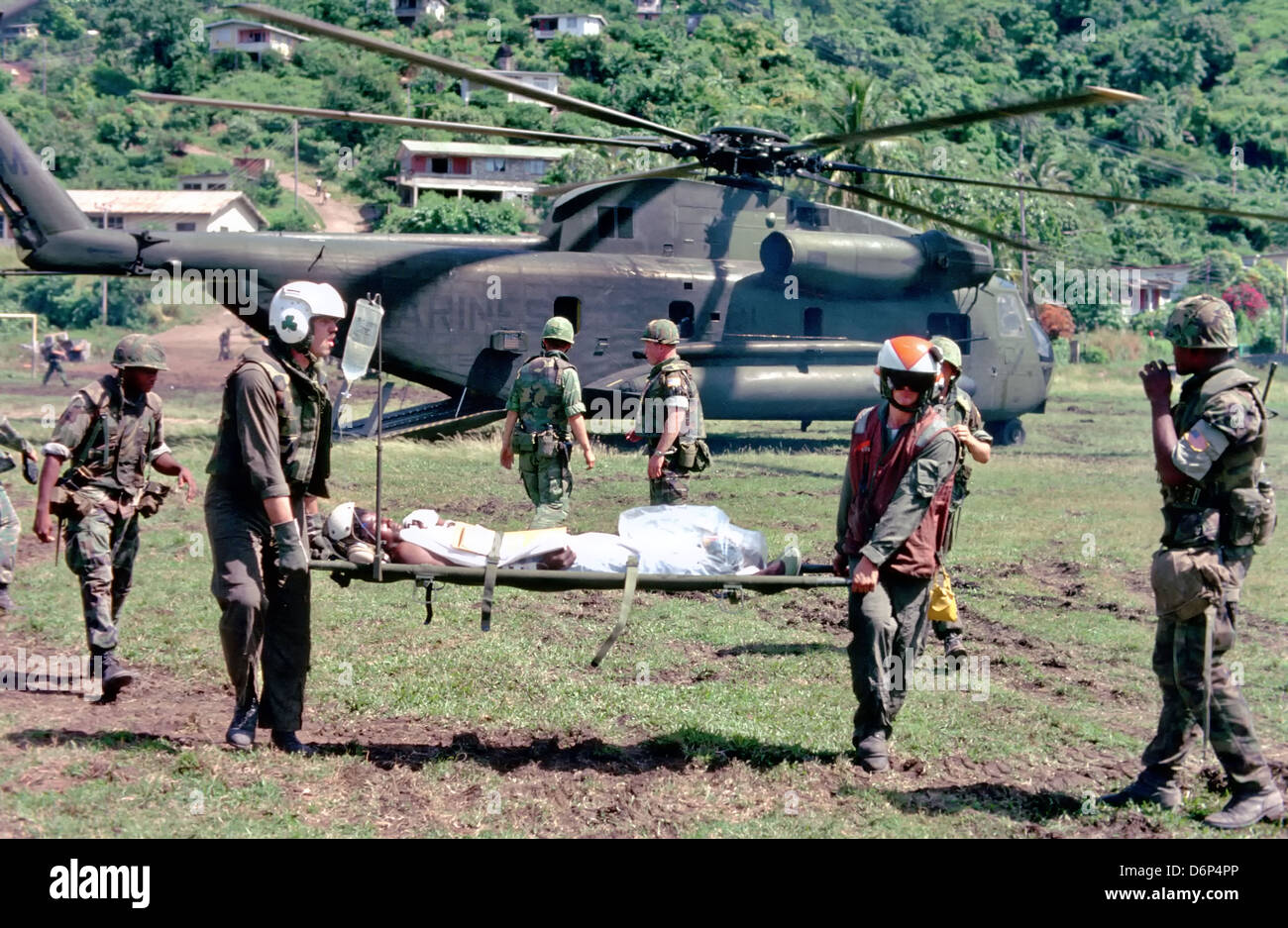 Marines americani evacuare un soldato ferito ad un attesa CH-53 Sea Stallion elicottero durante l invasione di Grenada, nome in codice operazione urgente Fury Novembre 4, 1983 in St Georges Grenada. L invasione ha iniziato il 25 ottobre 1983 e fu la prima grande azione militare da parte degli Stati Uniti sin dalla fine della guerra del Vietnam. Foto Stock