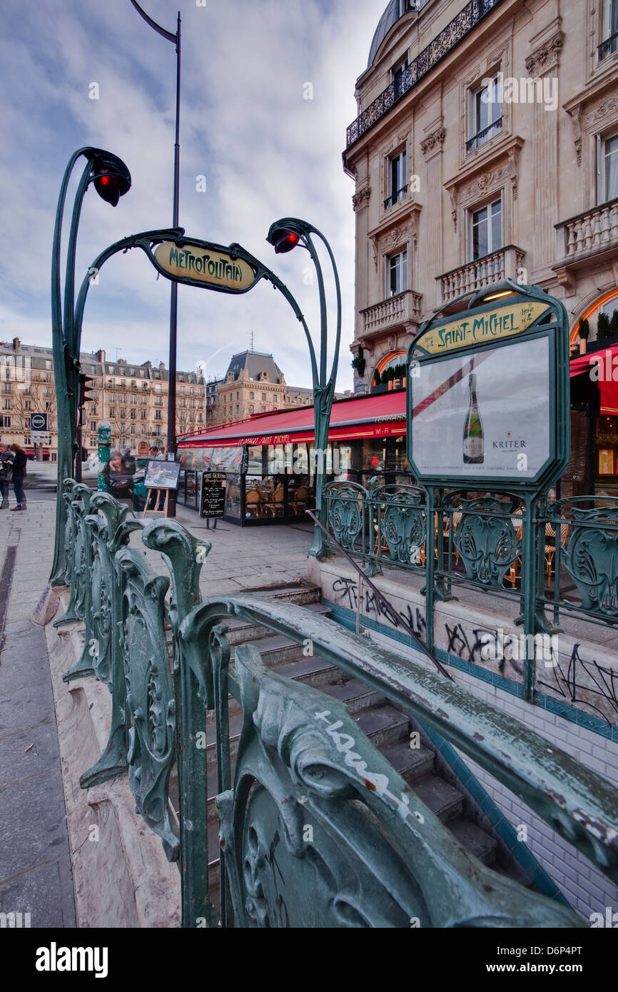 L art nouveau entrata della metropolitana a Saint Michel, Paris, Francia, Europa Foto Stock