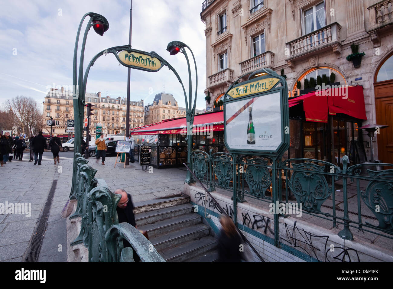 L art nouveau entrata della metropolitana a Saint Michel, Paris, Francia, Europa Foto Stock