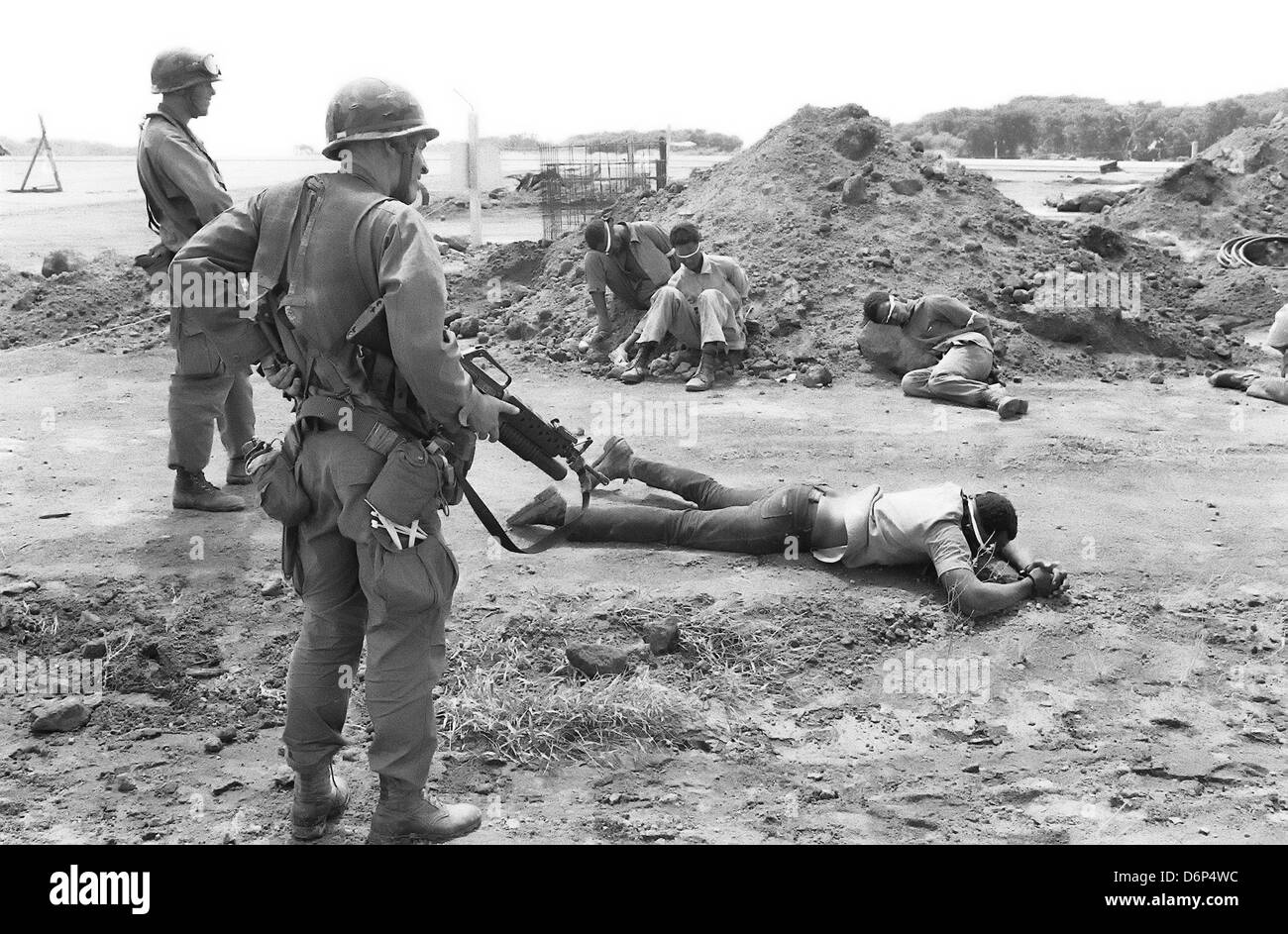 Marines americani guard catturato gli stati dei popoli esercito rivoluzionario durante l invasione di Grenada, nome in codice operazione urgente Fury Ottobre 25, 1983 in St Georges Grenada. L invasione ha iniziato il 25 ottobre 1983 e fu la prima grande azione militare da parte degli Stati Uniti sin dalla fine della guerra del Vietnam. Foto Stock